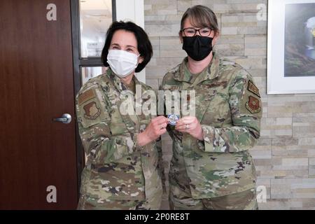 Brigg. Gen. Jeannine Ryder, 59. Medical Wing Commander und Chief of the Air Force Nurse Corps, Münzen Maj. Anne Scott, 7. Medical Group Medical Services Flugkommandant, Dyess Air Force Base, Texas, 22. Februar 2023. Ryder und Chief Master Sgt. Taliah Wilkerson, Air Force Readiness Agency, Air Force Readiness Medical Service and Surgical Service Career Field Manager, gaben einen strategischen Überblick und die zukünftige Haltung der Total Nursing Force bei der MDG 7. und erfuhren gleichzeitig mehr über die verschiedenen Missionen der Airmen. Stockfoto