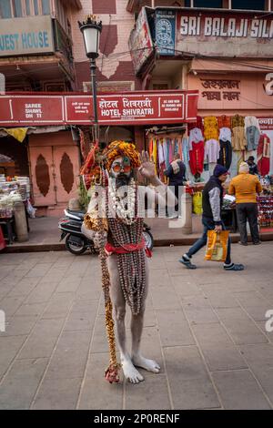 Das Straßenleben der einfachen Menschen aus Varanasi, Indien Stockfoto