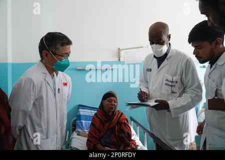 Dschibuti-Stadt, Dschibuti. 1. März 2023. Hou Wei(L), ein Mitglied des 21. Chinesischen Ärzteteams, das nach Dschibuti entsandt wurde, überprüft den Zustand von Patienten mit lokalen Ärzten im Peltier General Hospital in Dschibuti, Dschibuti, 1. März 2023. Das 21. Chinesische Ärzteteam, das nach Dschibuti entsandt wurde, erbringt seit Januar 2022 medizinische Leistungen im Allgemeinen Krankenhaus Peltier. Bis Ende Februar 2023 hatte das medizinische Team 14.658 ambulante Dienste, 576 Notdienste und 1.168 Operationen durchgeführt. Kredit: Han Xu/Xinhua/Alamy Live News Stockfoto