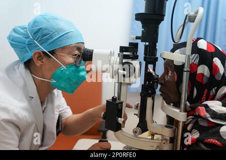 Dschibuti-Stadt, Dschibuti. 1. März 2023. Zhou Ruifang, ein Mitglied des 21. Chinesischen Ärzteteams, das nach Dschibuti entsandt wurde, überprüft die Augen eines Patienten im Peltier General Hospital in Dschibuti, Dschibuti, 1. März 2023. Das 21. Chinesische Ärzteteam, das nach Dschibuti entsandt wurde, erbringt seit Januar 2022 medizinische Leistungen im Allgemeinen Krankenhaus Peltier. Bis Ende Februar 2023 hatte das medizinische Team 14.658 ambulante Dienste, 576 Notdienste und 1.168 Operationen durchgeführt. Kredit: Han Xu/Xinhua/Alamy Live News Stockfoto