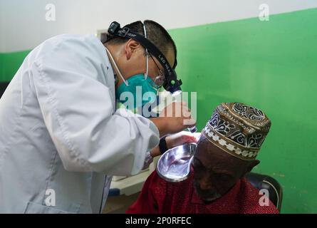 Dschibuti-Stadt, Dschibuti. 1. März 2023. Wang Xufeng, ein Mitglied des 21. chinesischen medizinischen Teams, das nach Dschibuti entsandt wurde, bietet medizinische Behandlungen für einen Patienten im Peltier General Hospital in Dschibuti Stadt, Dschibuti, 1. März 2023. Das 21. Chinesische Ärzteteam, das nach Dschibuti entsandt wurde, erbringt seit Januar 2022 medizinische Leistungen im Allgemeinen Krankenhaus Peltier. Bis Ende Februar 2023 hatte das medizinische Team 14.658 ambulante Dienste, 576 Notdienste und 1.168 Operationen durchgeführt. Kredit: Han Xu/Xinhua/Alamy Live News Stockfoto