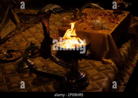 Varanasi, Uttar Pradesh, Indien - 26. Dezember 2019: Eine Menschenmenge versammelt sich am Ufer des Flusses Ganga, um am Aarti-Ritual teilzunehmen. Stockfoto