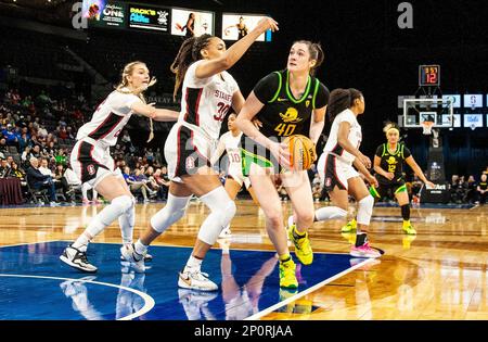 LasVegas, NV, USA. 02. März 2023. A. Oregon Ducks Forward Grace VanSlooten (40) fährt beim NCAA Women's Basketball Pac -12 Tournament Quarterfinals Game zwischen Oregon Ducks und dem Stanford Cardinal auf den Korb. Stanford schlug Oregon 76-65 in der Mandalay Bay Michelob Arena Las Vegas, NV. Thurman James /CSM/Alamy Live News Stockfoto