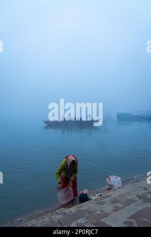 Touristen genießen den Bootstrip, um die Varanasi Ghats vom Ganga River aus zu sehen Stockfoto