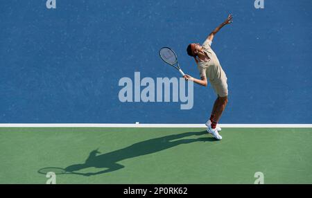 Dubai, Vereinigte Arabische Emirate. 02. März 2023 gegen Lorenzo Sonego aus Italien in Aktion während seines 2023. Viertelfinalspiels der Dubai Duty Free Tennis Championships 500 gegen Alexander Zverev aus Deutschland am 02. März 2023 in Dubai, Vereinigte Arabische Emirate. Foto: Victor Fraile / Power Sport Images Stockfoto