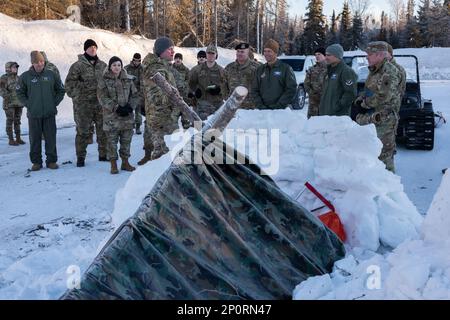 USA Air Force General Ken Wilsbach, Pacific Air Forces Commander, und Chief Master Sgt. David Wolfe, PACAF-Befehlshaber, erhalten einen Überblick über das Überleben der Arktis, während sie die Joint Base Elmendorf-Richardson, Alaska, am 6. Januar 2023 besuchen. Wilsbach und Wolfe besichtigten während der gesamten Installation verschiedene Einrichtungen, um sich mit Flugzeugen und der Unternehmensleitung zu treffen und einen Blick auf das breite Spektrum der JBER-Missionssätze zu werfen. Stockfoto