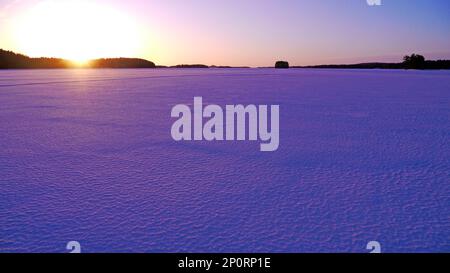 Am späten Wintermorgen auf dem Suvasvesi-See. Vehmersalmi, Kuopio, Finnland, 2023-03-02 07:32 +02. Temp. -1 °C, Wind NW 6 m/s. Stockfoto