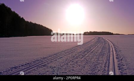 Am späten Wintermorgen auf dem Suvasvesi-See. Luukaarre, Vehmersalmi, Kuopio, Finnland, 2023-03-02 08:34 +02. Temp. -1 °C, Wind NW 5 m/s. Stockfoto