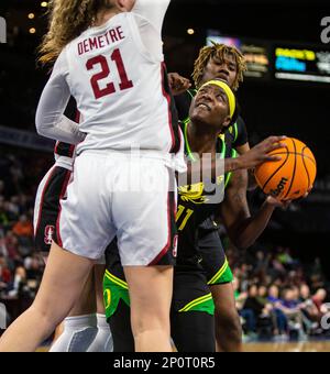 LasVegas, NV, USA. 02. März 2023. A. Oregon Ducks Forward Taylor Hosendove (11)L. geht beim NCAA Women's Basketball Pac -12 Tournament Quarterfinals Game zwischen Oregon Ducks und dem Stanford Cardinal in den Korb. Stanford schlug Oregon 76-65 in der Mandalay Bay Michelob Arena Las Vegas, NV. Thurman James /CSM/Alamy Live News Stockfoto