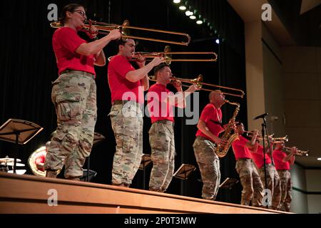 Die Dogface Brass Band-Abteilung der 3. Infantry Division Band tritt für Studenten der Evans High School in Orlando, Florida, am 6. Januar 2023 auf. Die Soldaten spielten Lieder aus verschiedenen Genres und Jahrzehnten. Stockfoto