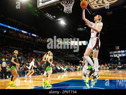 LasVegas, NV, USA. 02. März 2023. A. Stanford Forward Cameron Brink (22) fährt beim NCAA Women's Basketball Pac -12 Tournament Quarterfinals zwischen Oregon Ducks und dem Stanford Cardinal auf den Korb. Stanford schlug Oregon 76-65 in der Mandalay Bay Michelob Arena Las Vegas, NV. Thurman James /CSM/Alamy Live News Stockfoto