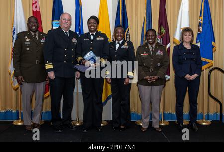 USA Francisca Abanyie, stellvertretende Direktorin der Zentren für Krankheitskontrolle und -Prävention in Atlanta, Georgia, erhielt während der Zeremonie der Military Health System Awards in National Harbor, Maryland, am 16. Februar den Senior Female Physician Leadership Excellence Award. Die Abbildung zeigt von links die USA General LT. General Scott Dingle, USA Marinechirurg General, Bruce Gillingham, Captain Abanyie, Aisha Mix, Oberschwester des US-Korps Public Health Service, Defense Health Agency Director USA Generalleutnant Te Stockfoto