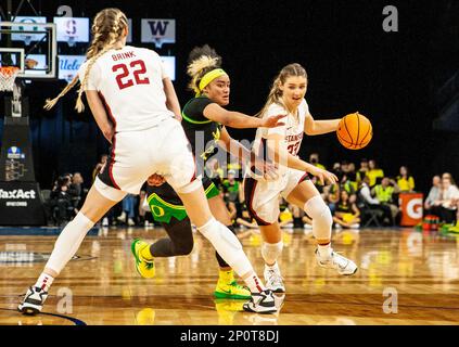 LasVegas, NV, USA. 02. März 2023. A. Stanford Guard Hannah Jump (33) geht beim NCAA Women's Basketball Pac -12 Tournament Quarterfinals Game zwischen Oregon Ducks und dem Stanford Cardinal auf den Korb. Stanford schlug Oregon 76-65 in der Mandalay Bay Michelob Arena Las Vegas, NV. Thurman James /CSM/Alamy Live News Stockfoto