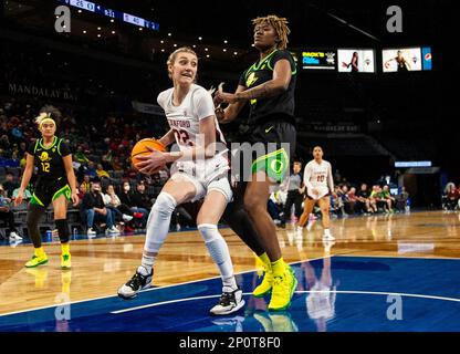 LasVegas, NV, USA. 02. März 2023. A. Stanford Guard Hannah Jump (33) geht beim NCAA Women's Basketball Pac -12 Tournament Quarterfinals Game zwischen Oregon Ducks und dem Stanford Cardinal auf den Korb. Stanford schlug Oregon 76-65 in der Mandalay Bay Michelob Arena Las Vegas, NV. Thurman James /CSM/Alamy Live News Stockfoto