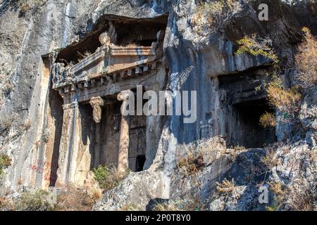 Alte Felsengräber und Sarkophage in Telmessos, Fethiye, Mugla, Türkiye Stockfoto