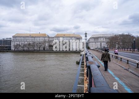 London, Großbritannien. 3. März 2023 Fußgänger auf der Lambeth-Brücke mit Blick auf das Hauptquartier des Themsenhauses von MI5 . MI5 Agenturen und Nachrichtendienste wurden nach einer offiziellen Untersuchung kritisiert eine „bedeutende Chance“ wurde versäumt, den Bombenanschlag von Salman Abedi auf die Manchester Arena am 22. Mai 2017 zu stoppen, bei dem 23 Menschen, einschließlich des Angreifers, getötet und 1.017 verletzt wurden. Kredit: amer Ghazzal/Alamy Live News Stockfoto