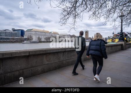 London, Großbritannien. 3. März 2023 Fußgänger am Ufer der Themse mit Blick auf das Hauptquartier des Themsenhauses von MI5 . MI5 Agenturen und Nachrichtendienste wurden nach einer offiziellen Untersuchung kritisiert eine „bedeutende Chance“ wurde versäumt, den Bombenanschlag von Salman Abedi auf die Manchester Arena am 22. Mai 2017 zu stoppen, bei dem 23 Menschen, einschließlich des Angreifers, getötet und 1.017 verletzt wurden. Kredit: amer Ghazzal/Alamy Live News Stockfoto