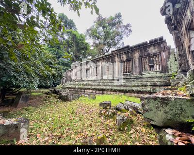 Einer von zwei Khleangs, oder Lagerräumen, hinter den Türmen des Prasat Suor Prat aus dem 12. Jahrhundert gegenüber der Elefantenterrasse in Angkor Thom in Kambodscha. Stockfoto