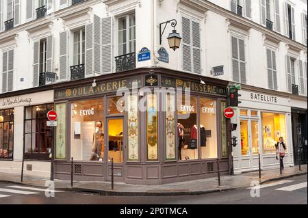 Geschäfte in der Rue des Francs-Bourgeois im Marais-Viertel von Paris, Frankreich Stockfoto