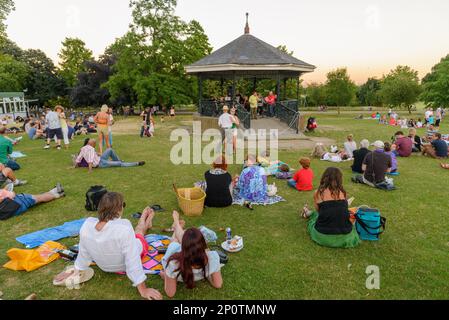 Menschen hören auf live-Musik auf dem Parliament Hill Musikpavillon in Hampstead Heath auf einem Sommer-Abend, London, England, UK Stockfoto