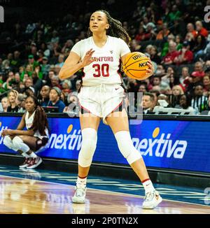 LasVegas, NV, USA. 02. März 2023. A. Stanford Guard Haley Jones (30) passt den Ball beim NCAA Women's Basketball Pac -12 Tournament Quarterfinals Spiel zwischen Oregon Ducks und dem Stanford Cardinal. Stanford schlug Oregon 76-65 in der Mandalay Bay Michelob Arena Las Vegas, NV. Thurman James /CSM/Alamy Live News Stockfoto