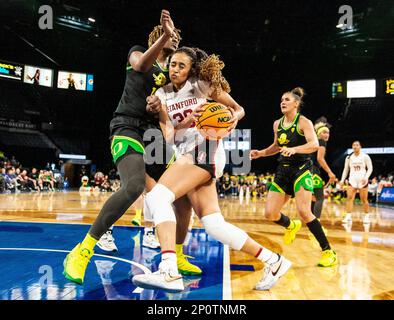 LasVegas, NV, USA. 02. März 2023. A. Stanford Guard Haley Jones (30) geht beim NCAA Women's Basketball Pac -12 Tournament Quarterfinals Game zwischen Oregon Ducks und dem Stanford Cardinal auf den Basketball. Stanford schlug Oregon 76-65 in der Mandalay Bay Michelob Arena Las Vegas, NV. Thurman James /CSM/Alamy Live News Stockfoto