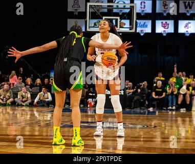 LasVegas, NV, USA. 02. März 2023. A. Stanford Guard Haley Jones (30) setzt das Spiel während des NCAA Women's Basketball Pac -12 Tournament Quarterfinals zwischen Oregon Ducks und dem Stanford Cardinal. Stanford schlug Oregon 76-65 in der Mandalay Bay Michelob Arena Las Vegas, NV. Thurman James /CSM/Alamy Live News Stockfoto