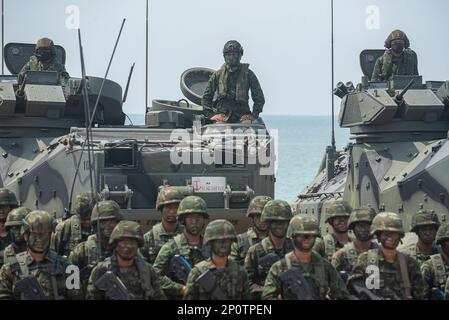 Thailändische Marines nehmen an einer amphibischen Angriffsübung im Rahmen der gemeinsamen Militärübung Cobra Gold 2023 auf dem Militärstützpunkt in Sattahip, Chonburi, Teil. Die Cobra Gold Übung ist die größte gemeinsame multilaterale Militärübung in Südostasien, die jährlich von der Royal Thai Armed Forces (RTARF) und den USA gemeinsam in Thailand durchgeführt wird Kommando Indo-Pazifik. Der Cobra Gold 2023 in der diesjährigen 42. Runde mit sieben vollständig teilnehmenden Ländern ñ Thailand, die Vereinigten Staaten, Singapur, Japan, Indonesien, Republik Korea und Malaysia. Stockfoto