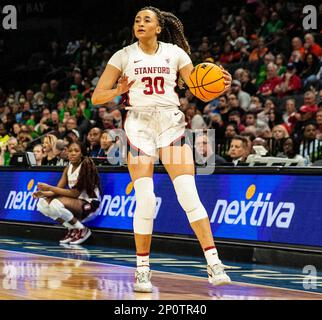 LasVegas, NV, USA. 02. März 2023. A. Stanford Guard Haley Jones (30) passt den Ball beim NCAA Women's Basketball Pac -12 Tournament Quarterfinals Spiel zwischen Oregon Ducks und dem Stanford Cardinal. Stanford schlug Oregon 76-65 in der Mandalay Bay Michelob Arena Las Vegas, NV. Thurman James /CSM/Alamy Live News Stockfoto
