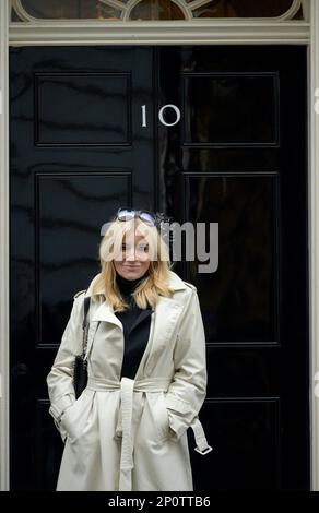 Michelle Collins, Schauspielerin (Eastenders, Coronation Street) in der Downing Street, um eine Petition zu überbringen, in der kostenlose Schulmahlzeiten für alle Grundschulchis gefordert werden Stockfoto