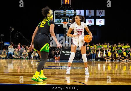 LasVegas, NV, USA. 02. März 2023. A. Stanford Guard Haley Jones (30) passt den Ball beim NCAA Women's Basketball Pac -12 Tournament Quarterfinals Spiel zwischen Oregon Ducks und dem Stanford Cardinal. Stanford schlug Oregon 76-65 in der Mandalay Bay Michelob Arena Las Vegas, NV. Thurman James /CSM/Alamy Live News Stockfoto