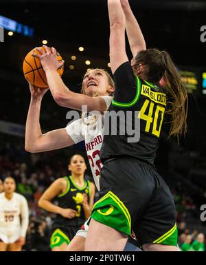 LasVegas, NV, USA. 02. März 2023. A. Stanford Guard Haley Jones (30) geht beim NCAA Women's Basketball Pac -12 Tournament Quarterfinals Game zwischen Oregon Ducks und dem Stanford Cardinal in den Korb. Stanford schlug Oregon 76-65 in der Mandalay Bay Michelob Arena Las Vegas, NV. Thurman James /CSM/Alamy Live News Stockfoto