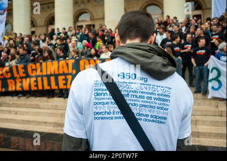 Paris, Frankreich, Demonstration "Flash Mob" der französischen Umweltschützer, um den französischen Präsidenten Sarkozy von seiner Resposabilität aufzuwecken, konkrete Maßnahmen zur Bekämpfung der globalen Erwärmung beim bevorstehenden Klima-Sommet in Kopenhagen zu ergreifen. Junge Aktivisten Stockfoto