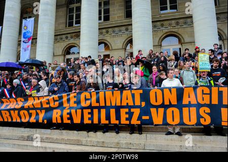 Paris, Frankreich, Demonstration "Flash Mob" der französischen Umweltschützer, um den französischen Präsidenten Sarkozy von seiner Resposabilität aufzuwecken, konkrete Maßnahmen zur Bekämpfung der globalen Erwärmung beim bevorstehenden Klima-Sommet in Kopenhagen zu ergreifen. Stockfoto
