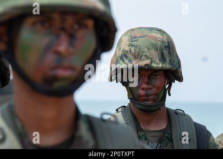 Thailändische Marines mit bemalten Gesichtern nehmen an einer amphibischen Angriffsübung im Rahmen der gemeinsamen Militärübung Cobra Gold 2023 auf der Militärbasis in Sattahip, Chonburi, Teil. Die Cobra Gold Übung ist die größte gemeinsame multilaterale Militärübung in Südostasien, die jährlich von der Royal Thai Armed Forces (RTARF) und den USA gemeinsam in Thailand durchgeführt wird Kommando Indo-Pazifik. Der Cobra Gold 2023 in der diesjährigen 42. Runde mit sieben vollständig teilnehmenden Ländern ñ Thailand, die Vereinigten Staaten, Singapur, Japan, Indonesien, Republik Korea und Malaysia. (Foto: Peerapon Boonyakiat / Stockfoto