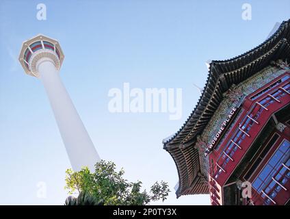 Busan, Südkorea - Mai 2019: Touristenpavillon am Eingang zum Busan Tower im Yongdusan Park Stockfoto