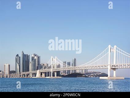 Busan, Südkorea - Mai 2019: Jachthafen-Wolkenkratzer mit Gwangan-Brücke in Haeundae Stockfoto