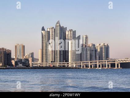 Busan, Südkorea - Mai 2019: Stadtbild des Haeundae-Viertels mit Wolkenkratzern, eines davon, das Hyundai I'Park in Busan von Studio Libeskind entworfen hat Stockfoto