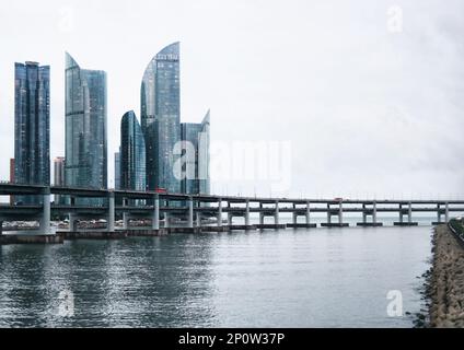 Busan, Südkorea - Mai 2019: Stadtbild des Haeundae-Viertels mit Wolkenkratzern, eines davon, das Hyundai I'Park in Busan von Studio Libeskind entworfen hat Stockfoto