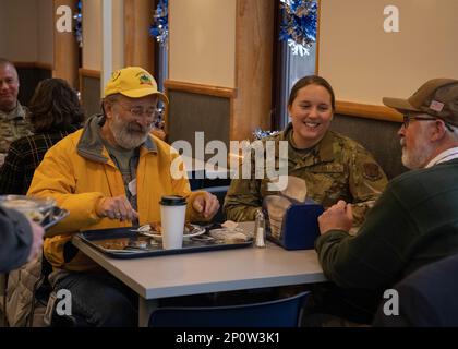 Gesetzgeber des Bundesstaates Vermont besuchen am 7. Januar 2023 die Luftwaffe des 158. Kampfflügels in Vermont Air National Guard Base, South Burlington, Vermont. Die Gesetzgeber besuchten uns, um mehr über die Mission des Flügels und die Vermont Air National Guard insgesamt zu erfahren. Stockfoto