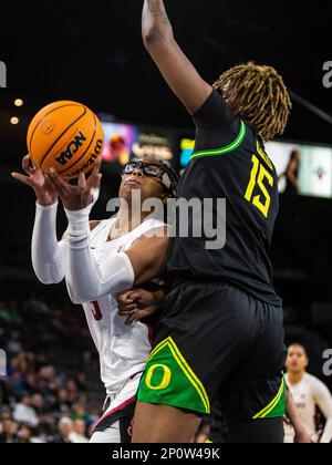 LasVegas, NV, USA. 02. März 2023. A. Stanford Forward Francesca Belibi (5) geht beim NCAA Women's Basketball Pac -12 Tournament Quarterfinals Game zwischen Oregon Ducks und dem Stanford Cardinal auf den Basketball. Stanford schlug Oregon 76-65 in der Mandalay Bay Michelob Arena Las Vegas, NV. Thurman James /CSM/Alamy Live News Stockfoto
