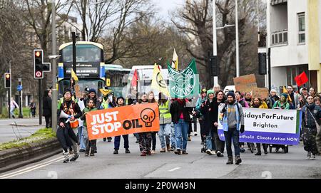 Brighton UK 3. . März 2023 - Protestteilnehmer des Global Climate Strike , darunter Mitglieder von Just Stop Oil und Extinction Rebellion , verursachen Verkehrsstaus , wenn sie heute auf einem langsamen Weg durch Brighton marschieren . Cimate-Aktivisten auf der ganzen Welt gehen in Protesten gegen die Klimakrise auf die Straße : Credit Simon Dack / Alamy Live News Stockfoto