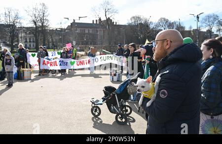 Brighton UK 3. . März 2023 - Global Climate Strike Demonstranten , darunter Mitglieder von Just Stop Oil und Extinction Rebellion , versammeln sich vor dem heutigen Marsch durch Brighton . Cimate-Aktivisten auf der ganzen Welt gehen in Protesten gegen die Klimakrise auf die Straße : Credit Simon Dack / Alamy Live News Stockfoto