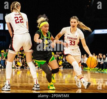 LasVegas, NV, USA. 02. März 2023. A. Stanford Guard Hannah Jump (33) geht beim NCAA Women's Basketball Pac -12 Tournament Quarterfinals Game zwischen Oregon Ducks und dem Stanford Cardinal auf den Korb. Stanford schlug Oregon 76-65 in der Mandalay Bay Michelob Arena Las Vegas, NV. Thurman James /CSM/Alamy Live News Stockfoto