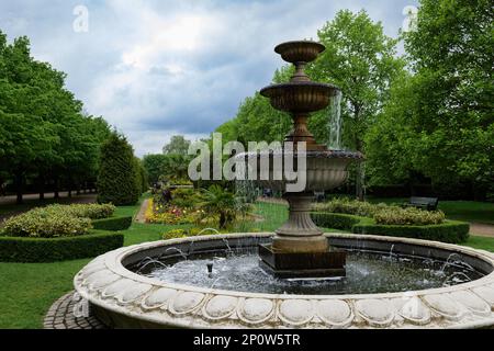 London - 05 07 2022: Brunnen im Vordergrund und Blumenbeete im Regent's Park Stockfoto