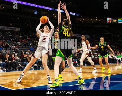 LasVegas, NV, USA. 02. März 2023. A. Stanford Forward Brooke Demetre (21) geht beim NCAA Women's Basketball Pac -12 Tournament Quarterfinals Game zwischen Oregon Ducks und dem Stanford Cardinal auf den Basketball. Stanford schlug Oregon 76-65 in der Mandalay Bay Michelob Arena Las Vegas, NV. Thurman James /CSM/Alamy Live News Stockfoto