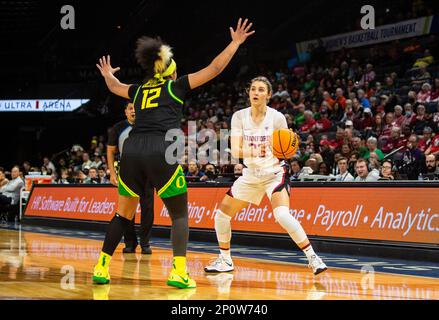 LasVegas, NV, USA. 02. März 2023. A. Stanford Guard Hannah Jump (33) passt den Ball beim NCAA Women's Basketball Pac -12 Tournament Quarterfinals Game zwischen Oregon Ducks und dem Stanford Cardinal. Stanford schlug Oregon 76-65 in der Mandalay Bay Michelob Arena Las Vegas, NV. Thurman James /CSM/Alamy Live News Stockfoto