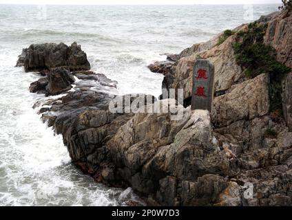 Busan, Südkorea - 2019. Mai: Blick auf das Meer und den Felsen in den Bergen im Haedong Yonggungsa-Tempel, die antike Steinsäule Stockfoto