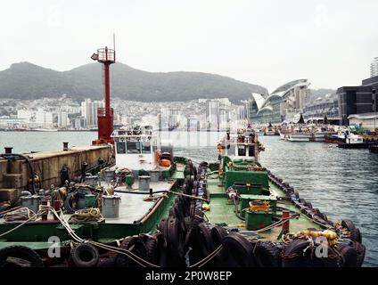 Busan, Südkorea - Mai 2019: Hafen von Busan und alte Fischerboote sowie bewölkte Stadtlandschaft und Landschaft Stockfoto