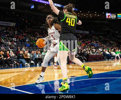 LasVegas, NV, USA. 02. März 2023. A. Stanford Forward Francesca Belibi (5) geht beim NCAA Women's Basketball Pac -12 Tournament Quarterfinals Game zwischen Oregon Ducks und dem Stanford Cardinal auf den Basketball. Stanford schlug Oregon 76-65 in der Mandalay Bay Michelob Arena Las Vegas, NV. Thurman James /CSM/Alamy Live News Stockfoto